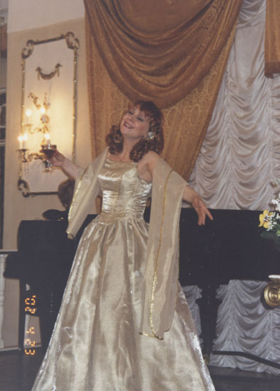 Татьяна Константинова исполняет песенку опьянения ("Перикола") концерт 23.04.2002